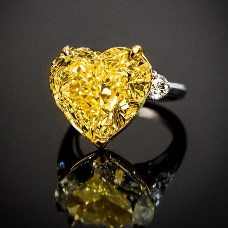 Cuore Fancy, Anello con eccezionale diamante Fancy Yellow 